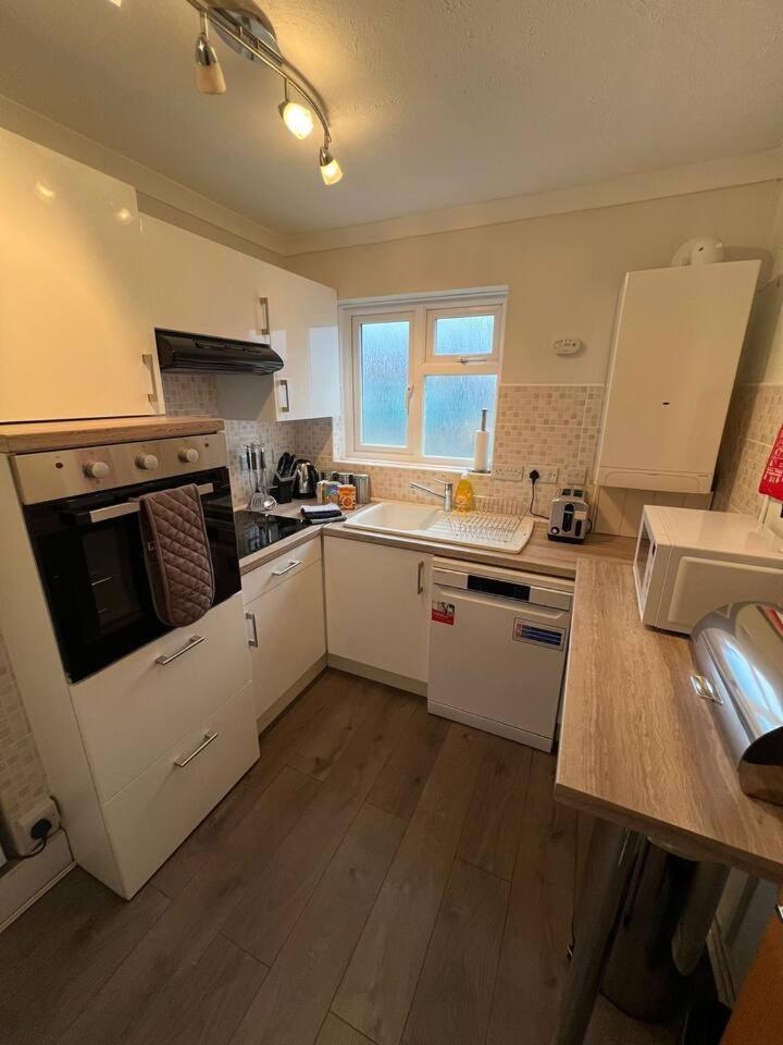 Spacious Sea View 2 Bedroom Sleeps 6-Free Parking Bournemouth Zewnętrze zdjęcie